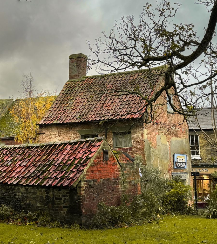 Image of old building in Sandwich from the rear