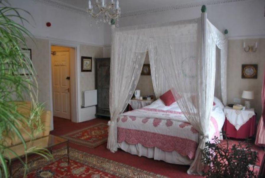 Double room with four poster bed
