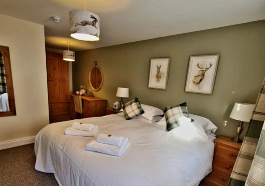 Guest room with double bed