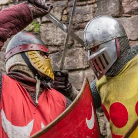 Image of 2 medieval knights clashing swords