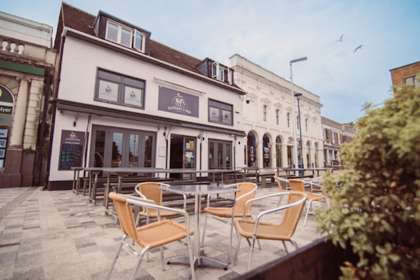 Outdoor seating at the Elephant & Hind