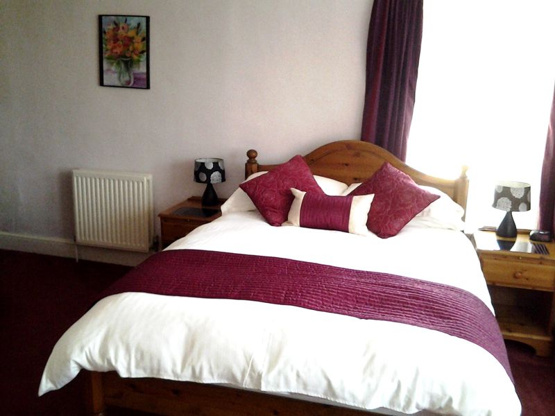 Guest room with double bed