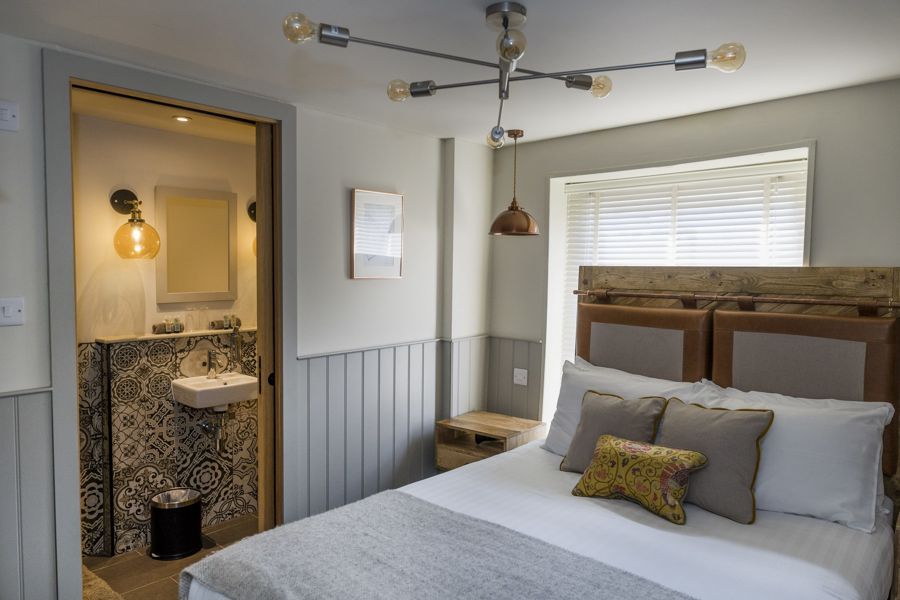 Guestroom with double bed