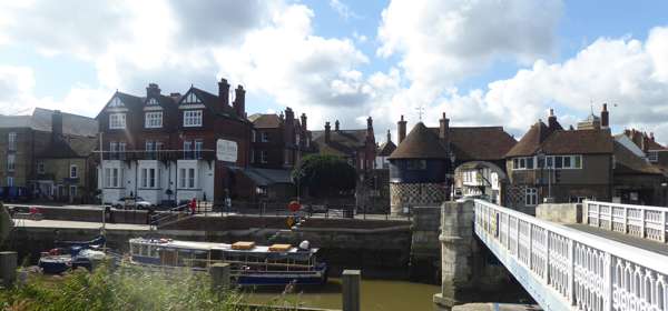 Image of boat sailing down the river Stour in Sandwich