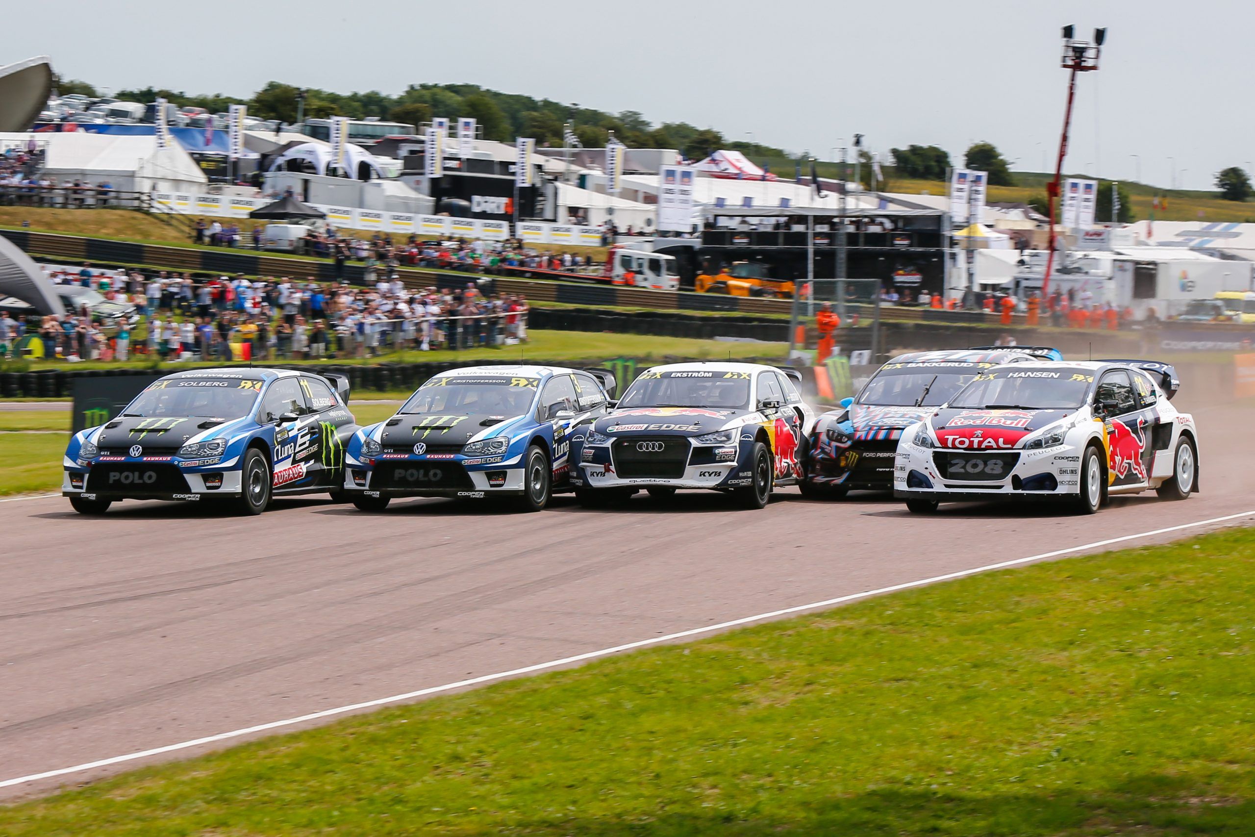 5 racing cars racing around Lydden Hill Race Track.