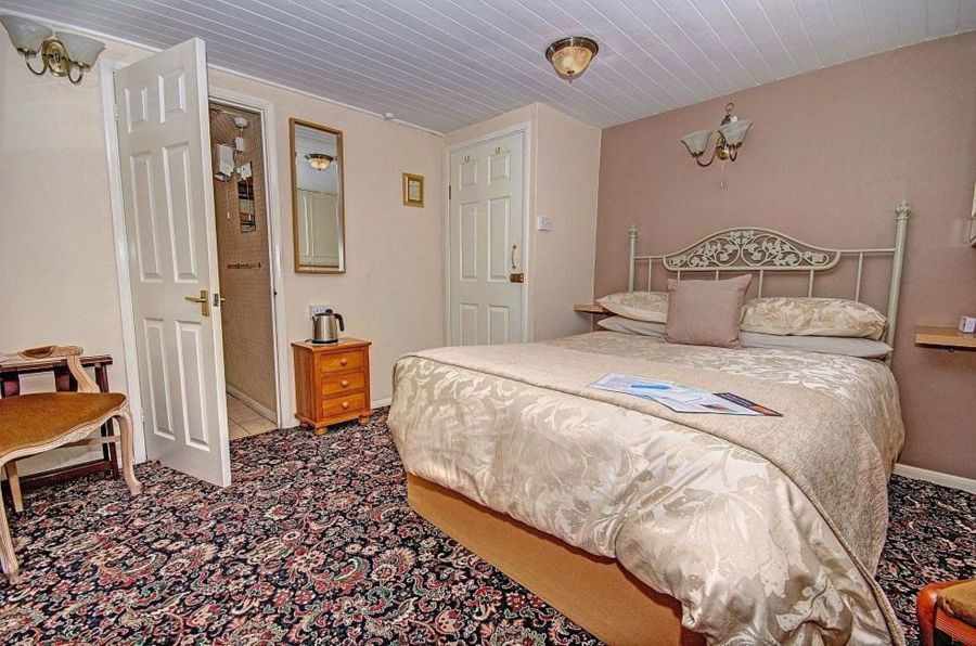 Guest room with double bed