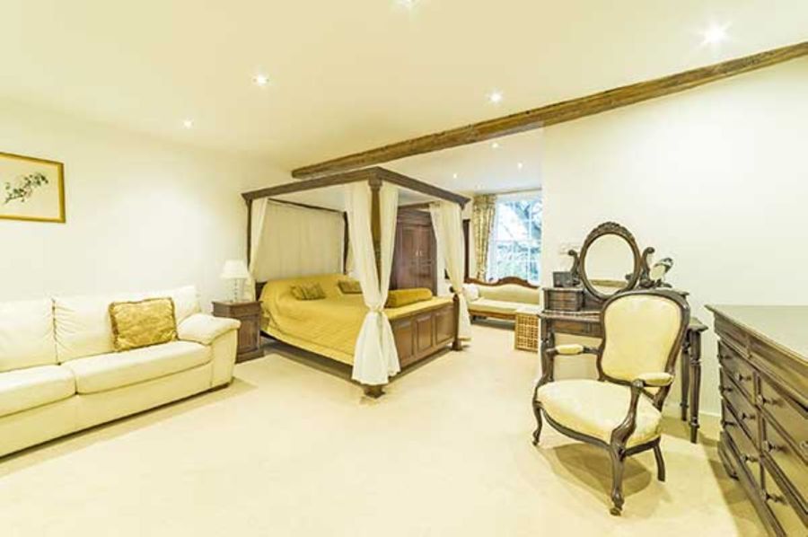 Guestroom with four poster bed