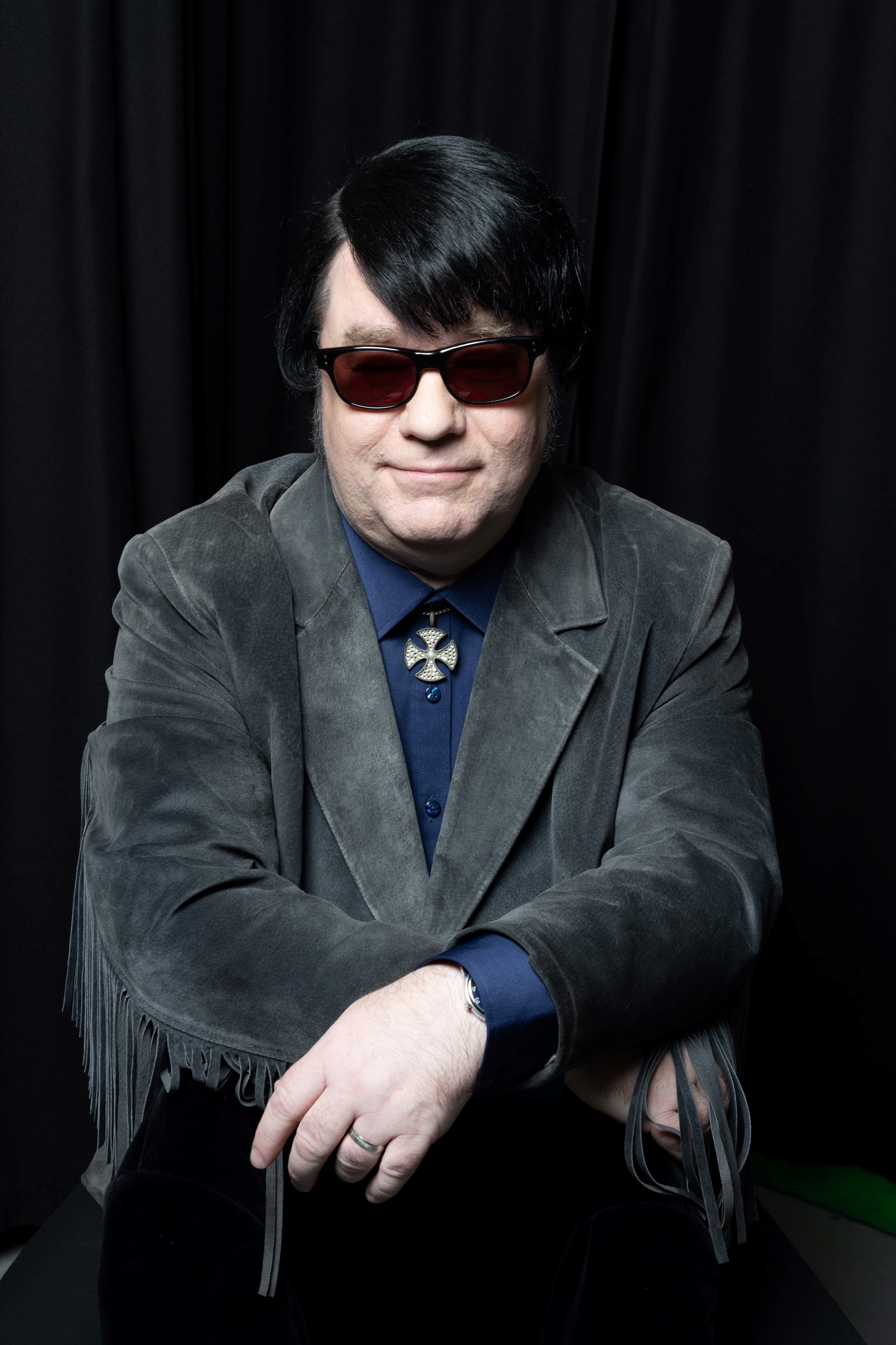 Lead singer Dave Collison dressed all in dark clothes as Roy Orbison 