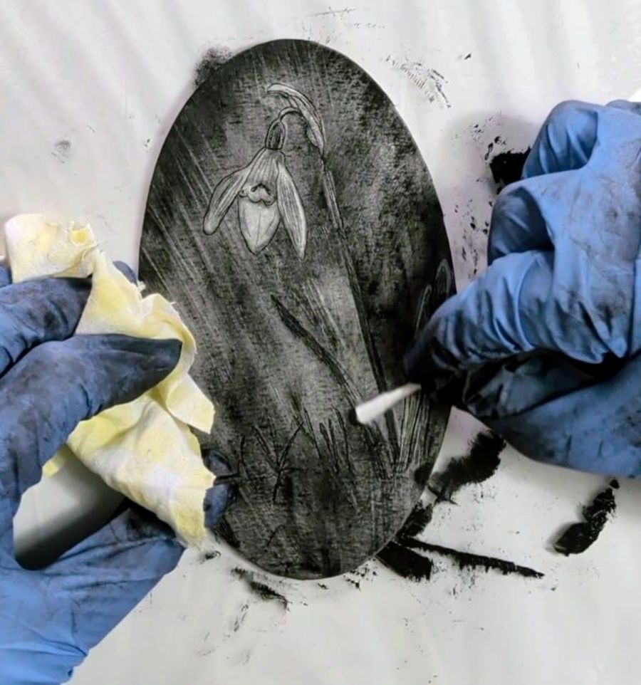 An etched daffodil on a black background