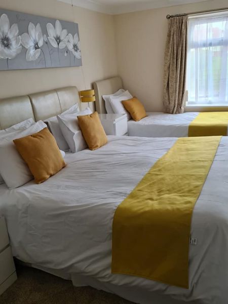 Guest room with double bed